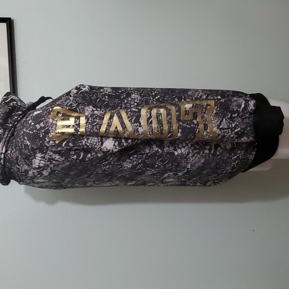 LOVE Blk/White Reptilian Print Cwl Neck Sweatshirt-Long Sleeves w/Gold LOVE-EUC - Picture 3 of 16